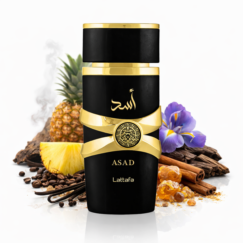 Schwarzer Parfumflakon „ASAD“ von Lattafa mit goldenen Details und Emblem, arrangiert vor Ananas, Vanilleschoten, Kaffeebohnen, Zimtstangen, Harz und einer violetten Blüte auf hellem Hintergrund.