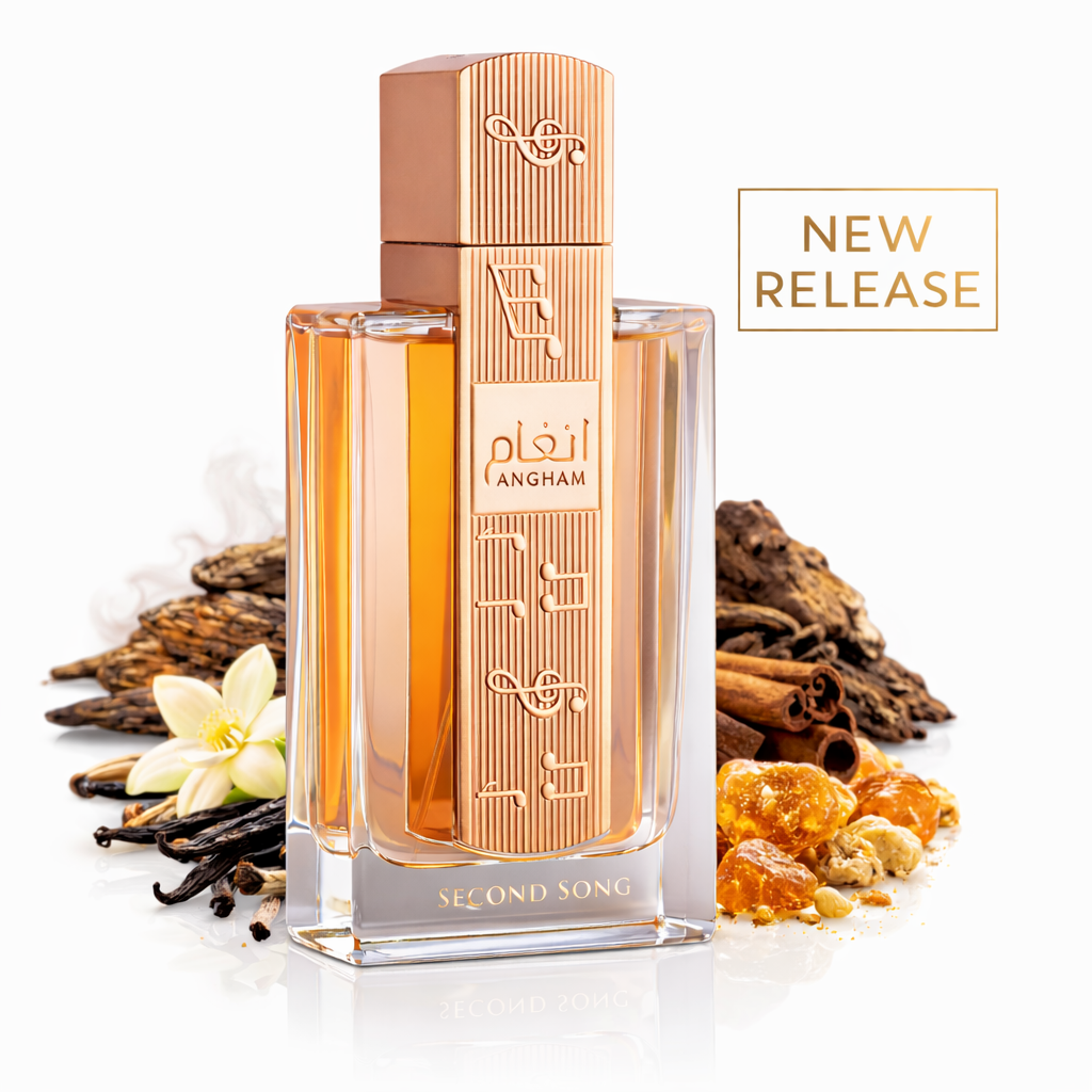 Eleganter Parfumflakon „ANGHAM – Second Song“ aus klarem Glas mit warmem, gold-bernsteinfarbenem Duftinhalt und roségoldenem, geriffelten Verschluss; auf dem Flakon arabische und englische Beschriftung. Im Hintergrund liegen Vanilleschoten, Zimtstangen, Harzstücke und eine weiße Vanilleblüte; rechts daneben steht „New Release“ auf hellem Hintergrund.