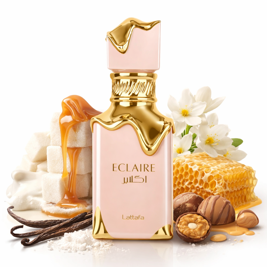 Eclaire Eau de Parfum von Lattafa in roséfarbener Flasche mit goldenen, fließenden Verzierungen am Verschluss und Rand. Umgeben von Duftnoten wie Vanilleschoten, Zuckerwürfeln mit karamellisiertem Honig, Honigwabe, weißen Blüten und Pralinen vor hellem Hintergrund.