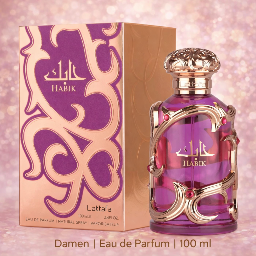 Eau de Parfum da donna Lattafa “Habik” (100 ml) con flacone in vetro viola e decorazione ornamentale dorata, accanto alla confezione coordinata viola-oro, su uno sfondo rosa scintillante.