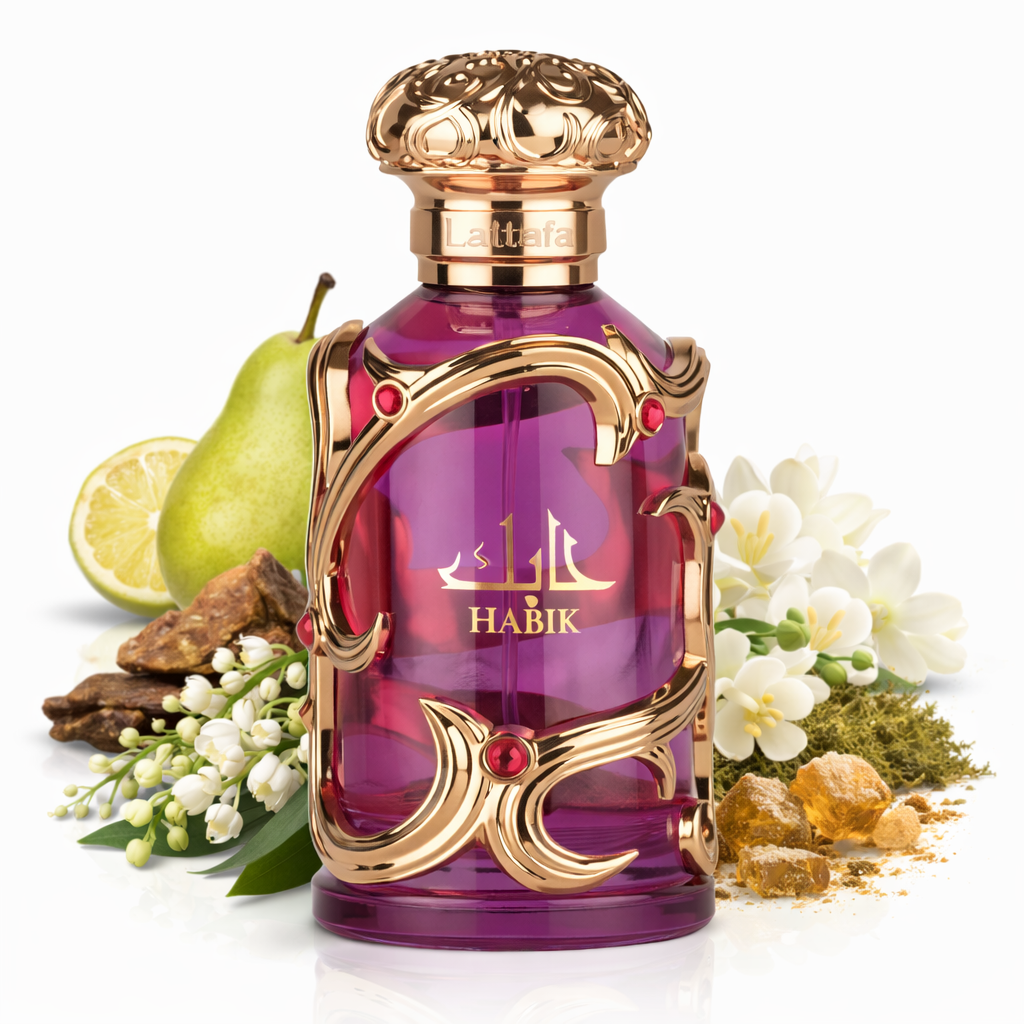 Eau de Parfum Lattafa “Habik” in una bottiglia di vetro viola con cornice decorata in oro e chiusura ornamentale, circondata da pera, limone, fiori bianchi, pezzi di legno e resina su uno sfondo chiaro.