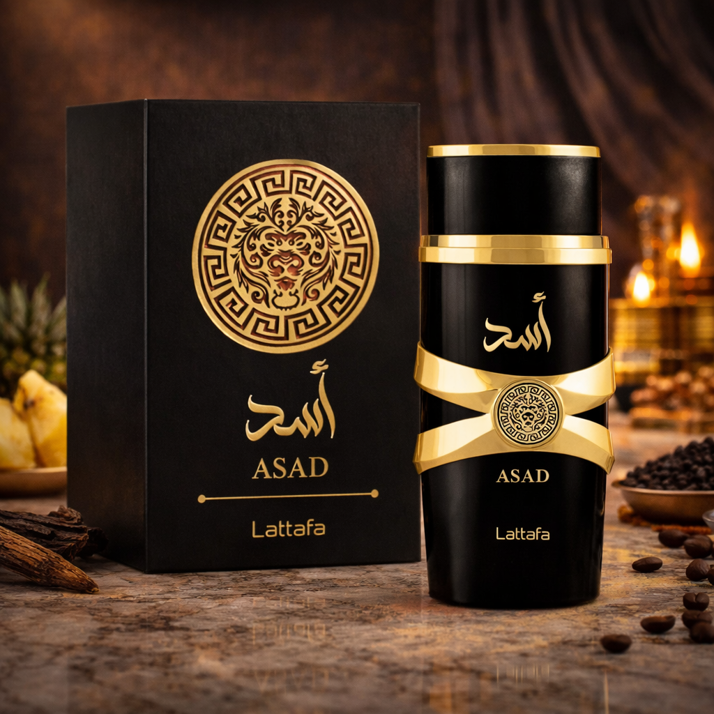 Lattafa ASAD Eau de Parfum – schwarzer Flakon mit goldenen Details und arabischem Schriftzug neben passender schwarzer Verpackung mit goldfarbenem Löwenemblem, inszeniert vor warmem Hintergrund mit Kaffee­bohnen und Gewürzen.