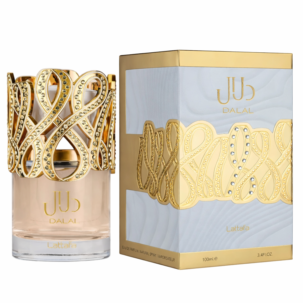 Lattafa Dalal Eau de Parfum 100 ml in elegantem Glasflakon mit kunstvoll verziertem goldfarbenem Verschluss, arrangiert mit grünem Apfel, Orangenscheibe, Vanilleschoten und weißen sowie gelben Blüten auf hellem Hintergrund.