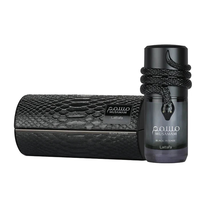Lattafa Musamam Black Intense Eau de Parfum 100 ml – schwarzer, zylindrischer Flakon mit schwarzer Schlangenverzierung am Verschluss, präsentiert neben einem passenden Etui in schwarzer Schlangenleder-Optik.