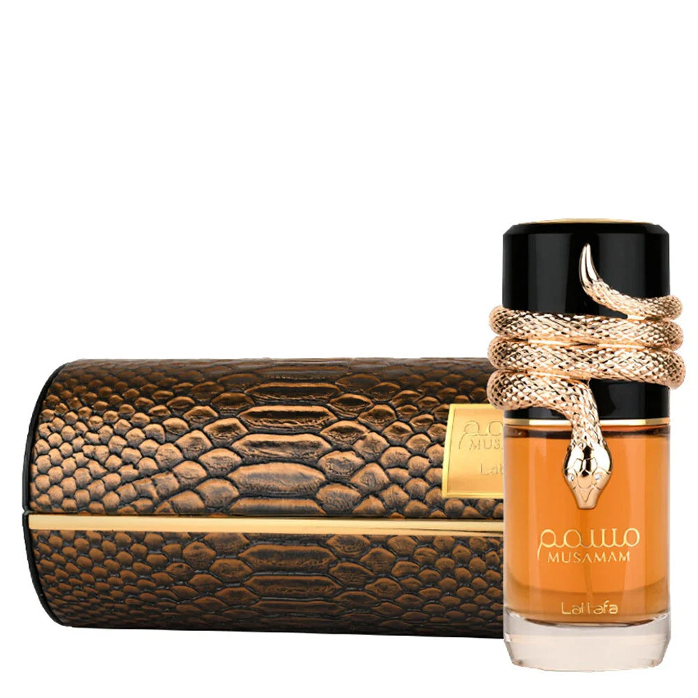 Lattafa Musamam Eau de Parfum 100 ml – eleganter Glasflakon mit bernsteinfarbener Flüssigkeit, schwarzem Verschluss und goldener Schlangenverzierung, präsentiert neben einem passenden Etui in brauner Schlangenleder-Optik mit goldenen Details.