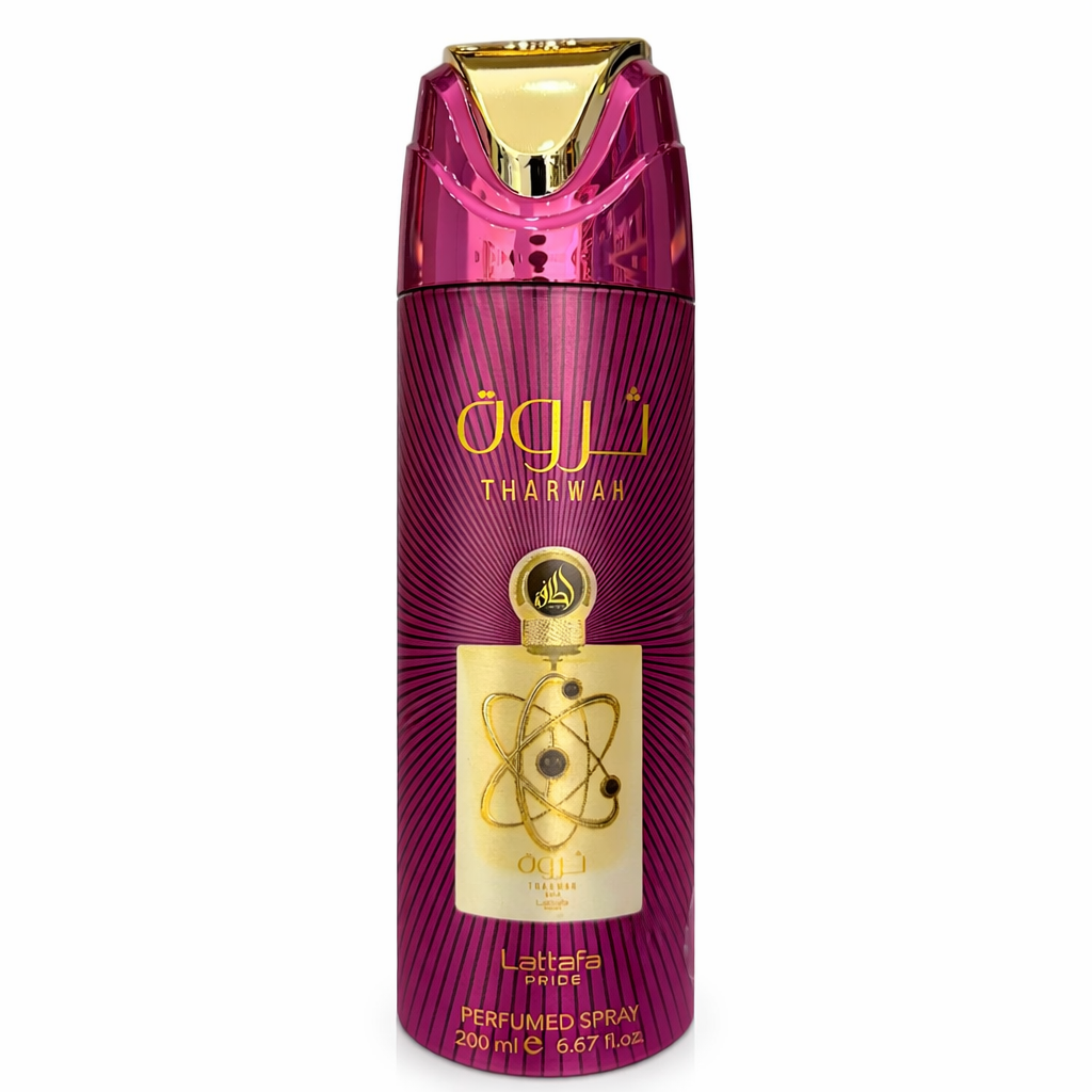 Lattafa Pride „Tharwah“ Parfüm-Deospray (200 ml) in pink-metallicfarbener Spraydose mit goldener Kappe und goldenem Emblem-Design auf dem Etikett, freigestellt vor weißem Hintergrund.