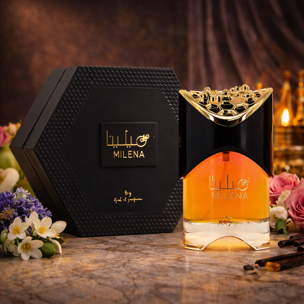 Milena Eau de Parfum mit schwarzer, sechseckiger Geschenkbox und luxuriösem schwarz-goldenem Flakon mit bernsteinfarbener Duftflüssigkeit. Umgeben von Rosen, weißen Blüten und Gewürzen auf edlem Marmortisch vor warm beleuchtetem Hintergrund.