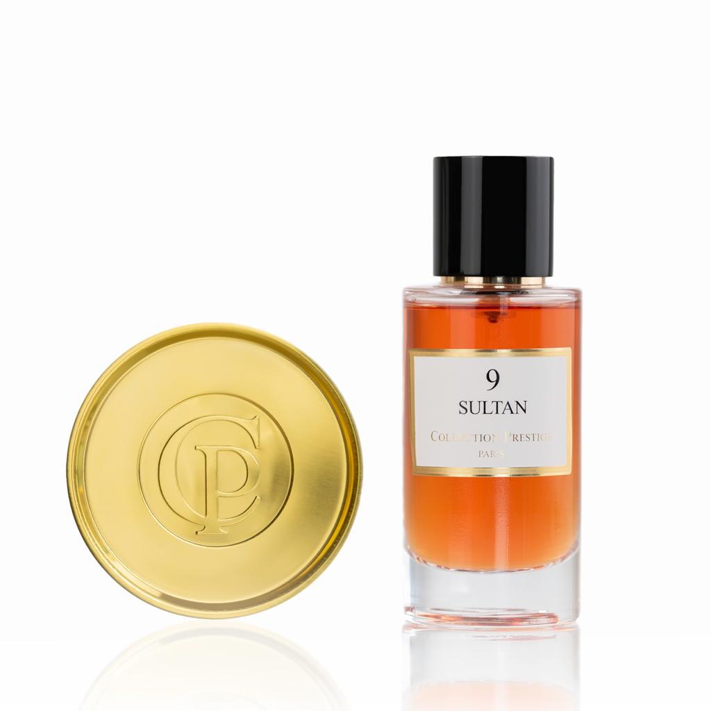 Sultan 9 Eau de Parfum von Collection Prestige Paris im klaren Glasflakon mit schwarzem Deckel und bernsteinfarbenem Duft, daneben eine goldene runde Dose mit eingeprägtem CP-Logo auf hellem Hintergrund.
