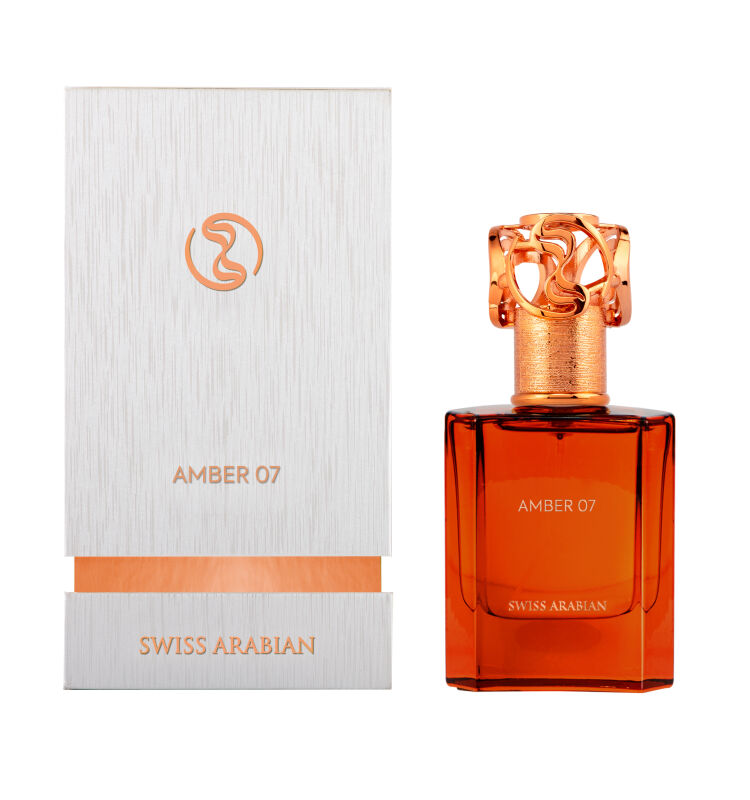Swiss Arabian Amber 07 Eau de Parfum (50 ml) – flacone rettangolare in vetro color ambra con tappo color oro finemente decorato, accanto a una confezione bianca testurizzata con logo e scritte color rame.