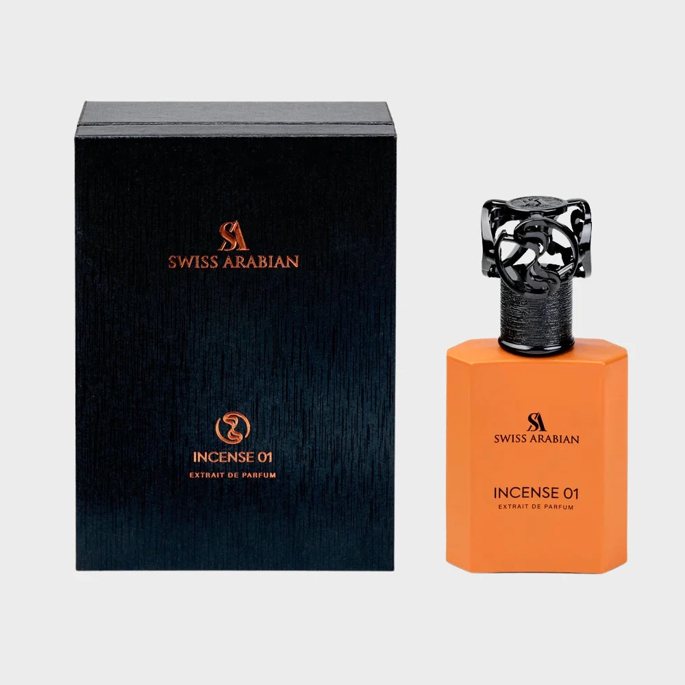 Swiss Arabian Incense 01 Extrait de Parfum con una bottiglia arancione brillante e una chiusura ornamentale nera accanto alla confezione originale blu scuro.