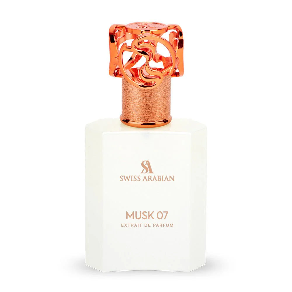 Swiss Arabian Musk 07 Extrait de Parfum im weißen, mattierten Flakon mit roségoldenem, kunstvoll verziertem Verschluss, freigestellt auf hellem Hintergrund.