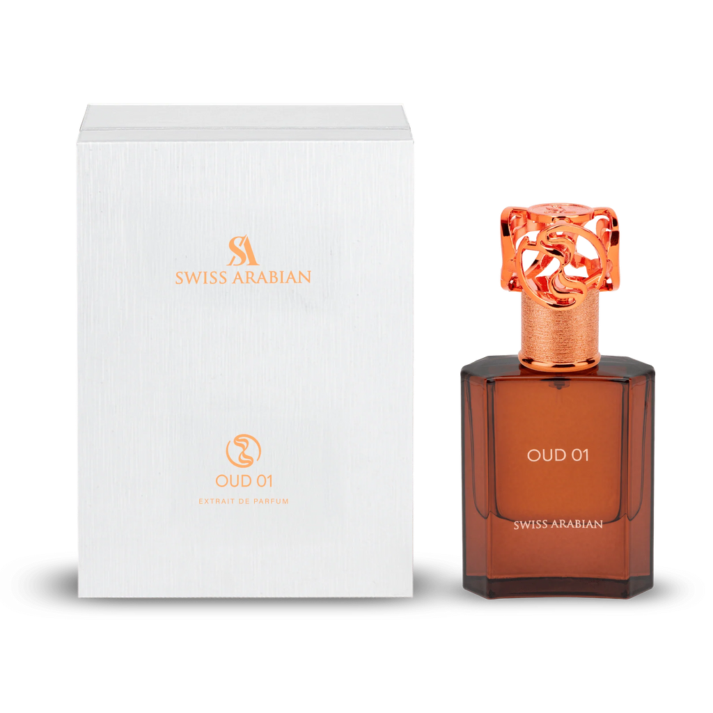 Swiss Arabian OUD 01 Extrait de Parfum mit weißer, strukturierter Verpackung und bernsteinfarbenem Glasflakon mit kupferfarbenem, ornamentalem Verschluss vor transparentem Hintergrund.